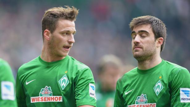 epa03606975 CORRECTING epa03606968 Werder&#039;s Sokratis Papastathopoulos (R) and Marko Arnautovic walk on the pitch after the first half during the match Werder Bremen - FC Augsburg in the Weser stadium, Bremen, Germany, 02 March 2013. (ATTENTION: EMBARGO CONDITIONS! The DFL permits the further utilisation of up to 15 pictures only (no sequntial pictures or video-similar series of pictures allowed) via the internet and online media during the match (including halftime), taken from inside the stadium and/or prior to the start of the match. The DFL permits the unrestricted transmission of digitised recordings during the match exclusively for internal editorial processing only (e.g. via picture databases) EPA/CARMEN JASPERSEN CORRECTING POSITION OF PLAYERS