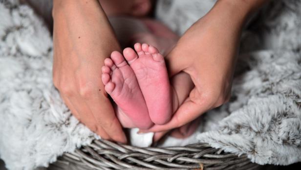 Alexandra Hildebrandt sorgt mit ihrem Babyglück für Schlagzeilen und hat mit über 60 einen kleinen Sohn zur Welt gebracht. Babyfüße werden in Händen gehalten