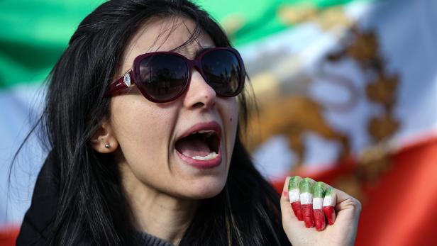 Irans Präsident Raisi droht Frauen ohne Kopftuch