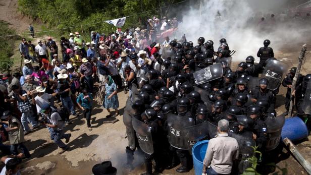 Zusammenstoß guatemaltekischer Umweltaktivisten mit Polizisten.