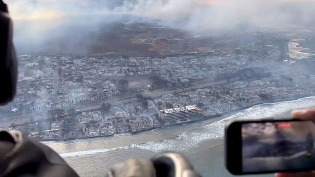 Hawaii in Flammen: Helikopterflug über betroffenen Gebieten 