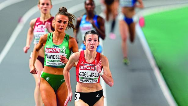 Mehrere Athletinnen laufen bei einem Leichtathletik-Wettkampf auf einer Bahn.