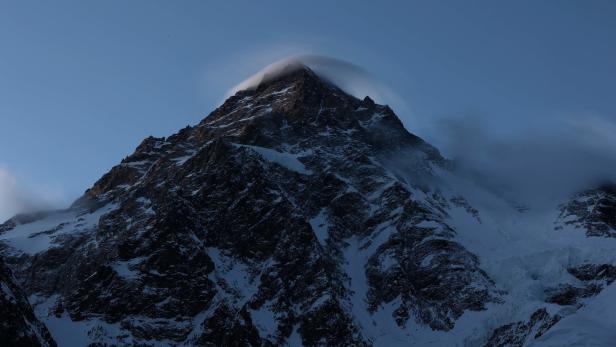 Drama am K2: Dutzende Bergsteiger steigen über sterbenden Höhenträger