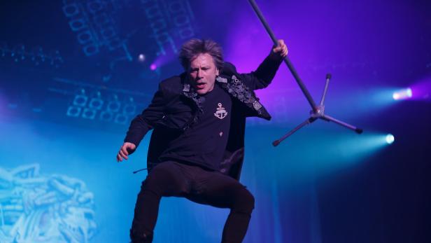 Bruce Dickinson von Iron Maiden tritt auf der Bühne auf.