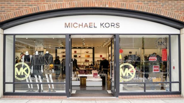 Ein Michael Kors Geschäft mit Schaufensterpuppen und Taschen.