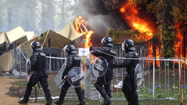 Brand im Flüchtlingslager bei Brezice