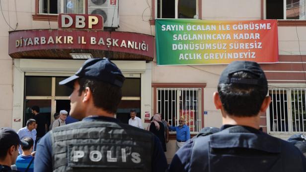 Polizei vor dem Hauptquartier der Partei HDP