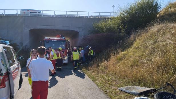 Kleinbus von Brücke gestürzt: Zwei Kleinkinder und Großeltern tot