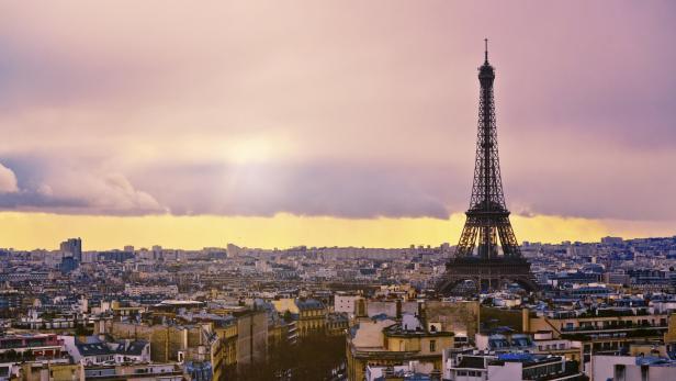 Eiffelturm wegen Bombendrohung evakuiert: Fehlalarm