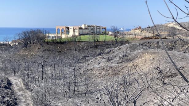 Urlaub inmitten der Brandwüste: Nur der gepflegte Rasen des Hotels konnte dem Feuer standhalten
