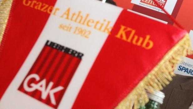 Ein Wimpel des Grazer Athletik Klubs (GAK) mit goldenen Fransen.