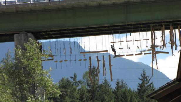 Absturz im Hochseilgarten im Salzburger Lungau: Mann stürzte 15 Meter ab