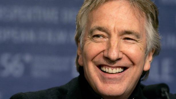 Ein lächelnder Alan Rickman bei einer Pressekonferenz.