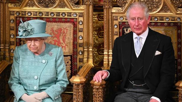 Moment, der zeigte wie frostig Beziehung der Queen zu ihrem Sohn Charles war