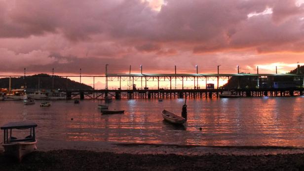 Der Pier von Golfito im Südwesten Costa Ricas, im natürlichen Hafen des Golfo Dulce vom wilden Pazifik geschützt.