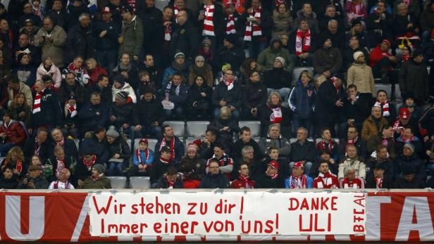 Bayern-Fans stehen (noch) hinter ihrem Ex-Boss.