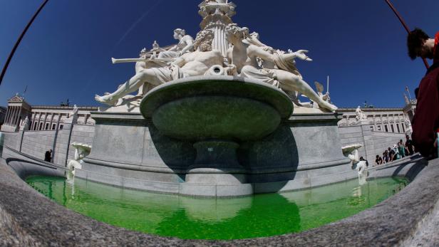 Grünes Brunnenwasser vor dem Parlament im Mai