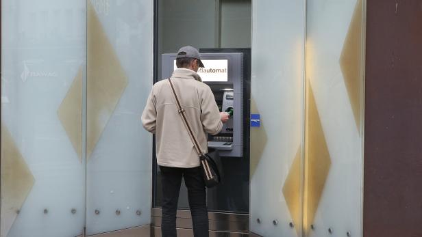 Die EU will den Zugang zu Bargeld, sprich genügend Geldautomaten in der Nähe, gesetzlich sicherstellen.