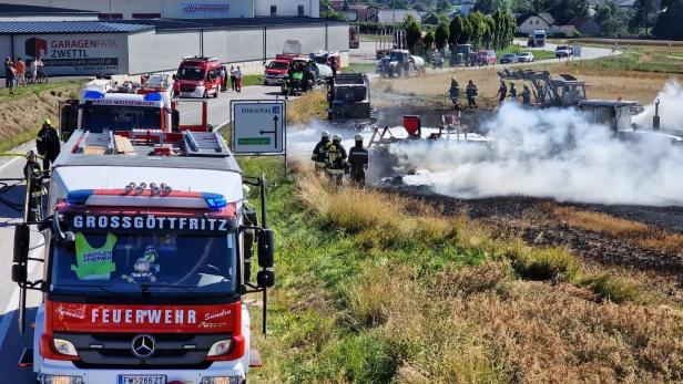 NÖ: Brennende Strohpresse setzte Stoppelfeld in Flammen