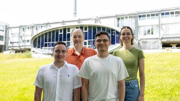 Sie forschen an selbstfahrenden Autos der Zukunft: Gerald Ostermayer (hinten links), Andreas Riegler (vorne links), Victoria Oberascher (hinten rechts) und Marcel Ciesla vom Campus Hagenberg der FH