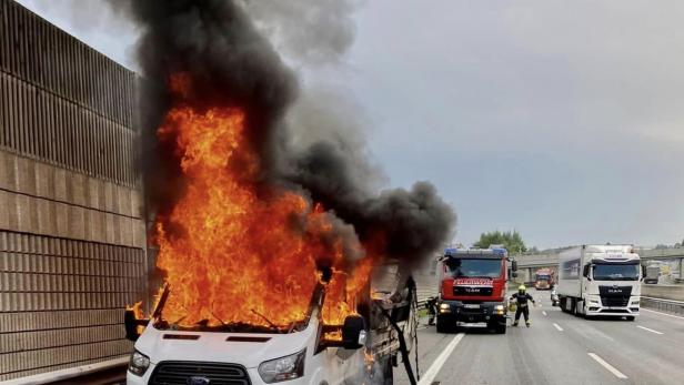 Kleintransporter stand lichterloh in Flammen