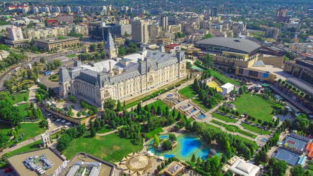 Luftaufnahme des Palatul Culturii (Kulturpalastes) in Iași, Rumänien.