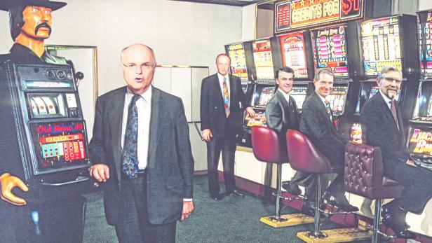 Die Konkurrenz lässt grüßen: Platzhirsch Karl Stoss (Casinos Austria), Century-Vorstand Erwin Haitzmann, InterContinental-Besitzer Michael Tojner, Novomatic-General Franz Wohlfahrt, Paul Gauselmann (v. li.)