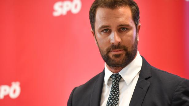 Tirols SPÖ-Chef Dornauer vor rotem SPÖ-Hintergrund