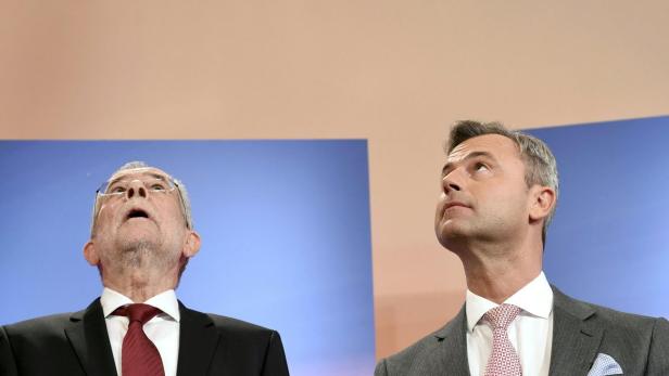 „Bitte warten“ könnte es für die Hofburg-\r Kandidaten Norbert Hofer und Alexander Van der Bellen heißen
