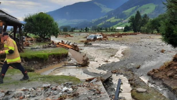 Geflutete Straßen und Vermurungen: Familie in Salzburg evakuiert