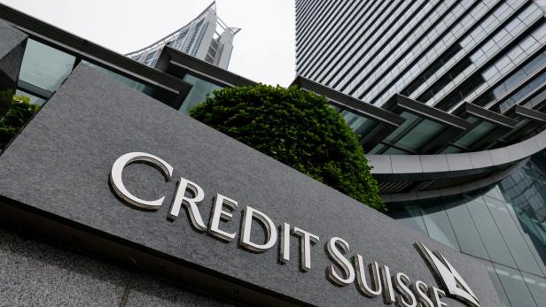 Logo von Credit Suisse auf Gebäude in Hong Kong
