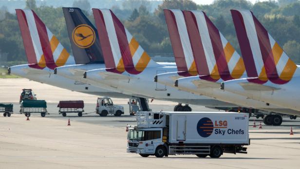 Mehrere Flugzeuge mit den Logos von Lufthansa und Condor auf einem Flughafen.