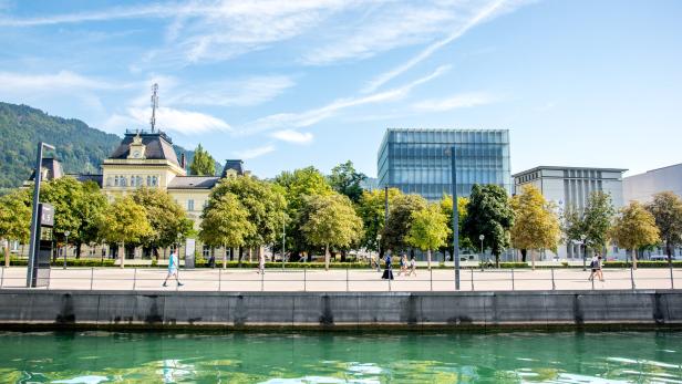 Blick auf die Promenade am Ufer des Wörthersees in Klagenfurt.