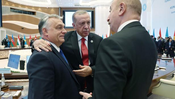 2022, Treffen der zentralasiatischen Turkstaaten: Orbán, Erdoğan und Aserbaidschans Präsident Alijew (r.)