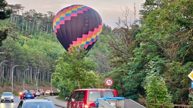 Heißluftballon stoppte Verkehr auf Straße in Niederösterreich