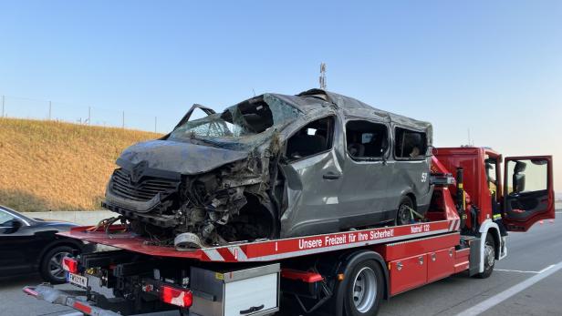 Kleinbus-Unfall auf A5 bei Mistelbach