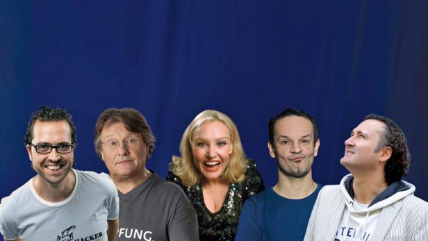 Fünf Personen posieren vor einem blauen Hintergrund.