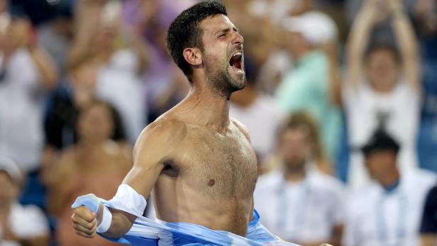 Novak Đoković reißt sich nach einem Sieg sein Trikot vom Leib.