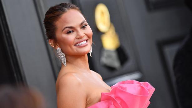 Chrissy Teigen zieht blank, um Fans an Gesundheitsuntersuchung zu erinnern