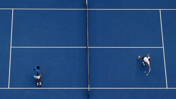 Novak Djokovic (rechts) besiegte Gael Monfils