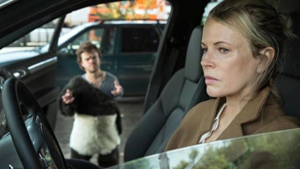 Kim Basinger (re.) bewegt sich im Rotlicht-Milieu.
