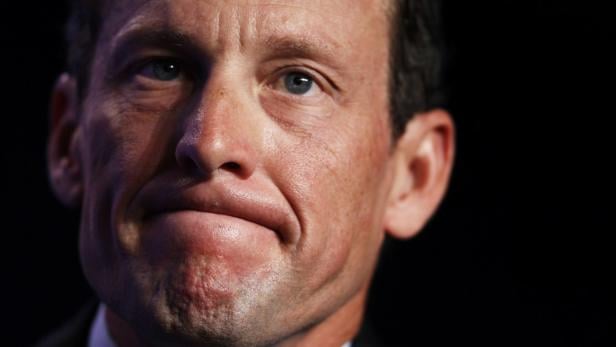 Nahaufnahme von Lance Armstrong mit einem nachdenklichen Gesichtsausdruck.