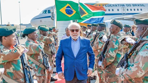 Ehrenempfang in Johannesburg beim BRICS-Gipfel für Brasiliens Präsident Lula