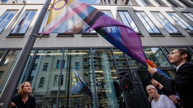 Familienministerin Lisa Paus hisst die LGBTIQ-Flagge