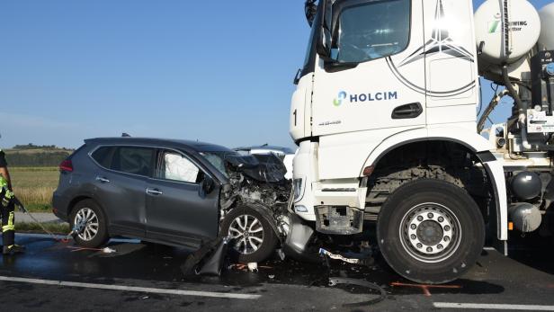 Tödlicher Unfall: Pkw stieß mit Betonmischer zusammen