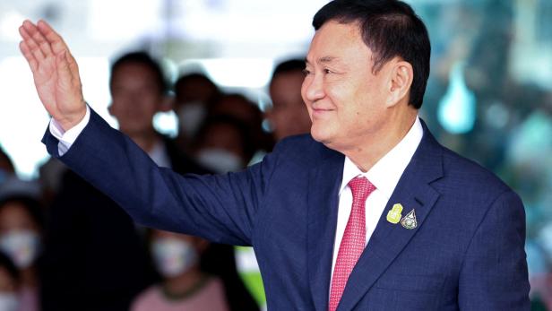 Thaksin winkt bei seiner Rückkehr nach Thailand