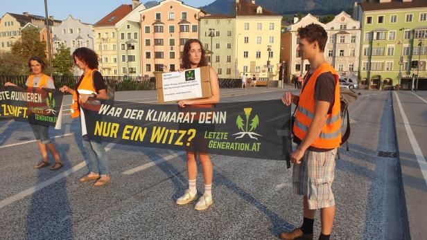 "Letzte Generation" blockierte Brücke in Innsbruck