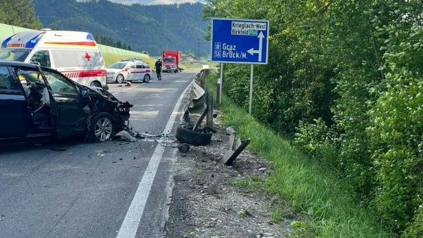 Ein schwerer Autounfall auf einer Landstraße mit Rettungsdienst und Polizei vor Ort.