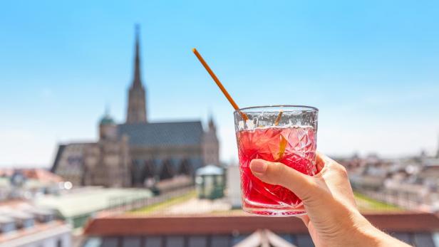 Cocktail genießen auf einer Rooftop-Bar in Wien