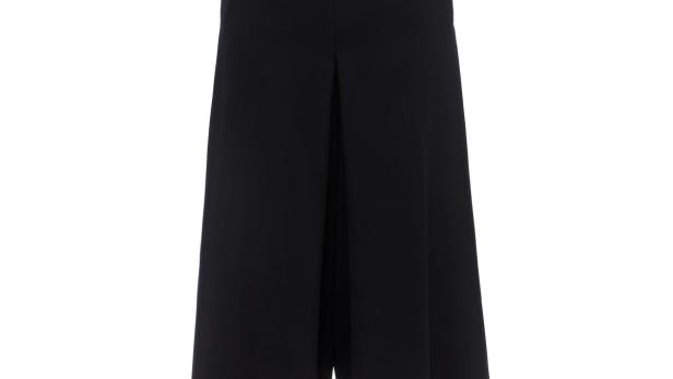 Eine schwarze Culottes-Hose vor einem weißen Hintergrund.